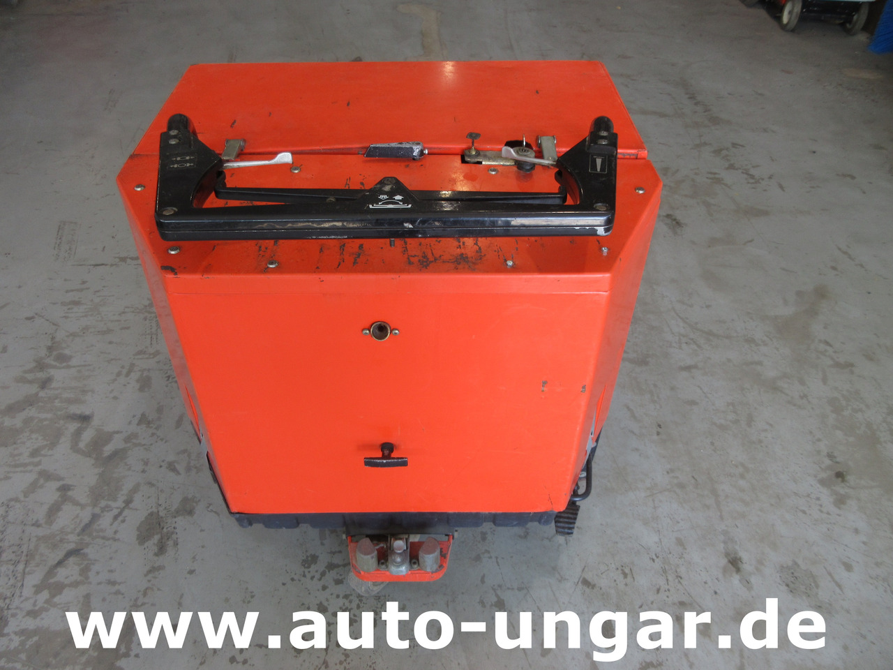 HAKO Hamster Benzin - Kehrmaschine mit eigenem Antrieb und Seitenbesen - Veegwagen: afbeelding 4 HAKO Hamster Benzin - Kehrmaschine mit eigenem Antrieb und Seitenbesen - Veegwagen: afbeelding 4