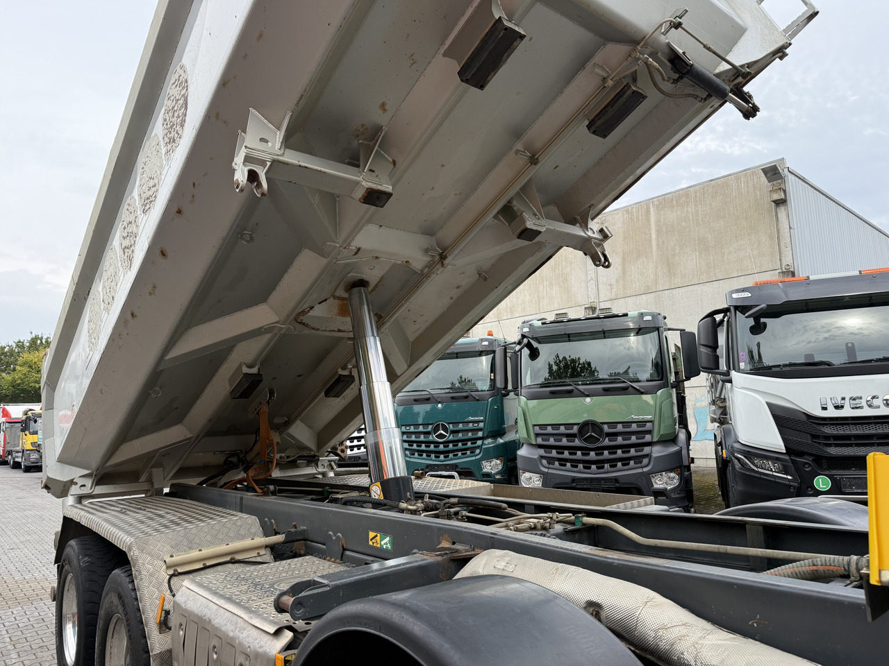 Mercedes-Benz Arocs 3245 K 8X4 - Kipper vrachtwagen: afbeelding 2 Mercedes-Benz Arocs 3245 K 8X4 - Kipper vrachtwagen: afbeelding 2