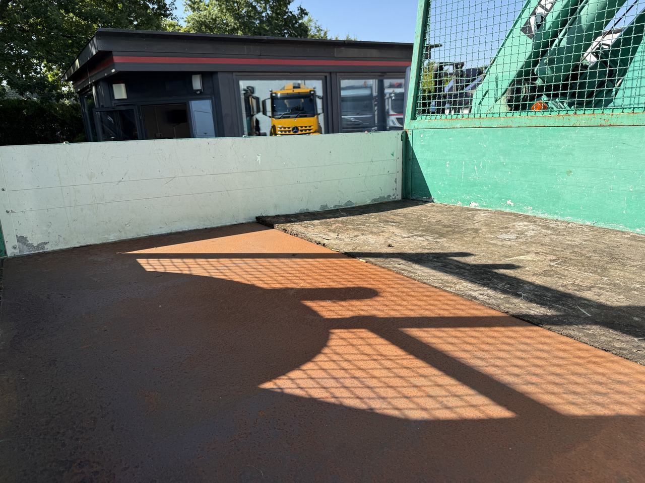 Volvo FM12 420 4X4 Kran MKG 300 bis 24 Meter - Vrachtwagen met open laadbak, Kraanwagen: afbeelding 2 Volvo FM12 420 4X4 Kran MKG 300 bis 24 Meter - Vrachtwagen met open laadbak, Kraanwagen: afbeelding 2