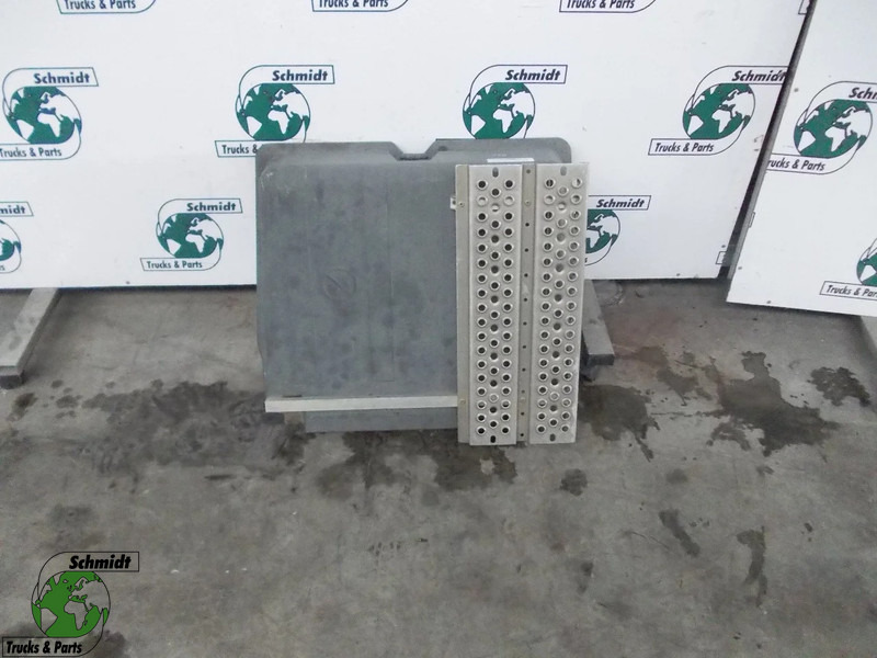 Mercedes-Benz ACTROS A 960 520 18 31 ACCUBAK DEKSEL EURO 6 - Batterij voor Vrachtwagen: afbeelding 1 Mercedes-Benz ACTROS A 960 520 18 31 ACCUBAK DEKSEL EURO 6 - Batterij voor Vrachtwagen: afbeelding 1