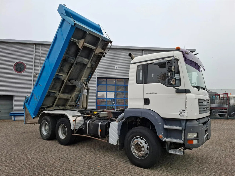 MAN TGA 26.310 / 6X4 / 2XBIG AXLE / 2SIDE TIPPER / ONLY:545423 KM / TUV:06-05-2026 / FULL-STEEL / AIRCO / MANUAL / EURO-4 / 2005 - Kipper vrachtwagen: afbeelding 5 MAN TGA 26.310 / 6X4 / 2XBIG AXLE / 2SIDE TIPPER / ONLY:545423 KM / TUV:06-05-2026 / FULL-STEEL / AIRCO / MANUAL / EURO-4 / 2005 - Kipper vrachtwagen: afbeelding 5
