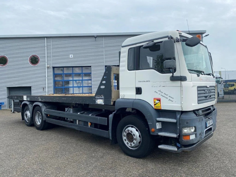 MAN TGA26.320 / SLIDING PLATEAU / WINCH / LIFT AXLE / MACHINE CARRIER / MANUAL / EURO-4 / 2007 - Vrachtwagen met open laadbak: afbeelding 4 MAN TGA26.320 / SLIDING PLATEAU / WINCH / LIFT AXLE / MACHINE CARRIER / MANUAL / EURO-4 / 2007 - Vrachtwagen met open laadbak: afbeelding 4