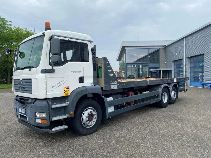 MAN TGA26.320 / SLIDING PLATEAU / WINCH / LIFT AXLE / MACHINE CARRIER / MANUAL / EURO-4 / 2007 - Vrachtwagen met open laadbak: afbeelding 2 MAN TGA26.320 / SLIDING PLATEAU / WINCH / LIFT AXLE / MACHINE CARRIER / MANUAL / EURO-4 / 2007 - Vrachtwagen met open laadbak: afbeelding 2