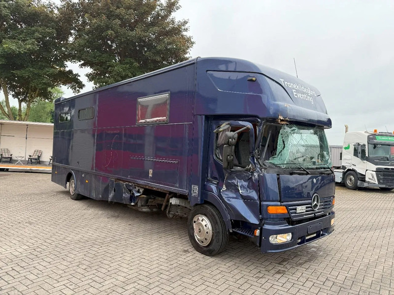 Mercedes-Benz Atego 1223 / ENGINE RUNNING / ONLY:159450 KM / HORSETRUCK / HEATED BOX / WATERTANK / LIVING ROOM / EURO-2 / MANUAL / 1998 - Paardenvrachtwagen: afbeelding 2 Mercedes-Benz Atego 1223 / ENGINE RUNNING / ONLY:159450 KM / HORSETRUCK / HEATED BOX / WATERTANK / LIVING ROOM / EURO-2 / MANUAL / 1998 - Paardenvrachtwagen: afbeelding 2