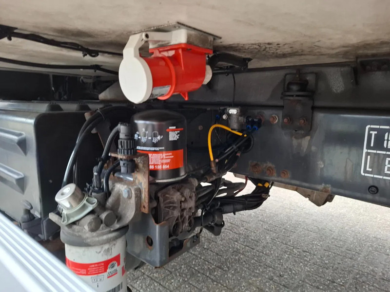 Leasing Renault D16.280 WIDE / ONLY:497760 KM / THERMOKING / PLATFORM 2TON / LWDS / BED / DATALOG / FULL-AIR / AUTOMATIC / EURO-6 / 2017 Renault D16.280 WIDE / ONLY:497760 KM / THERMOKING / PLATFORM 2TON / LWDS / BED / DATALOG / FULL-AIR / AUTOMATIC / EURO-6 / 2017: afbeelding 11