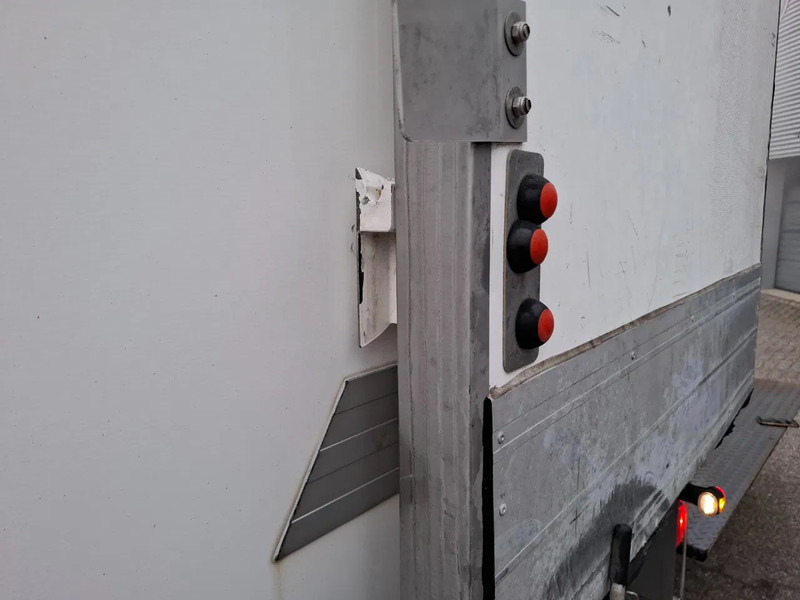 Leasing Renault D16.280 WIDE / ONLY:497760 KM / THERMOKING / PLATFORM 2TON / LWDS / BED / DATALOG / FULL-AIR / AUTOMATIC / EURO-6 / 2017 Renault D16.280 WIDE / ONLY:497760 KM / THERMOKING / PLATFORM 2TON / LWDS / BED / DATALOG / FULL-AIR / AUTOMATIC / EURO-6 / 2017: afbeelding 17