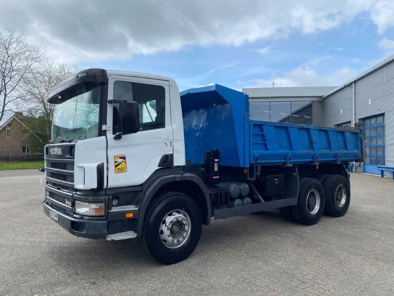 Scania 114-340 / 6X4 / 2 SIDE TIPPER / BIG AXLE / FULL-STEEL / DRUM BRAKES / MANUAL / 1999 - Kipper vrachtwagen: afbeelding 1 Scania 114-340 / 6X4 / 2 SIDE TIPPER / BIG AXLE / FULL-STEEL / DRUM BRAKES / MANUAL / 1999 - Kipper vrachtwagen: afbeelding 1