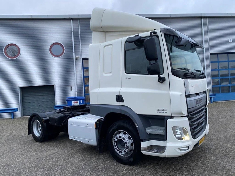 DAF CF370 / NICE CLEAN NL TRUCK / TYRES 80% / AUTOMATIC / EURO-6 / 2015 - Trekker: afbeelding 2 DAF CF370 / NICE CLEAN NL TRUCK / TYRES 80% / AUTOMATIC / EURO-6 / 2015 - Trekker: afbeelding 2