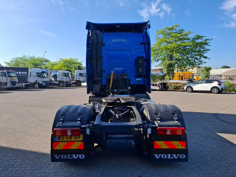 Volvo FH13-400 / HYDRAULICS / NL TRUCK / TUV:14-09-2025 / GLOBETROTTER / FRIGDE / AIRCO / AUTOMATIC / EURO-5 / 2006 - Trekker: afbeelding 4 Volvo FH13-400 / HYDRAULICS / NL TRUCK / TUV:14-09-2025 / GLOBETROTTER / FRIGDE / AIRCO / AUTOMATIC / EURO-5 / 2006 - Trekker: afbeelding 4