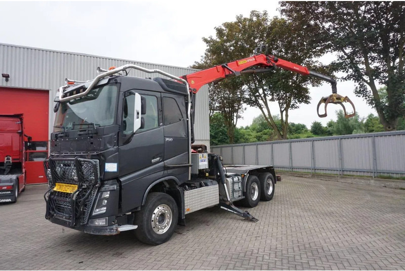 Volvo FH16-750 / ENGINE RUNNING / 6x4 / RETARDER / BIG AXLE / VEB+ / PALFINGER FD250 / EURO-6 / 2016 - Houttransport, Kraanwagen: afbeelding 1 Volvo FH16-750 / ENGINE RUNNING / 6x4 / RETARDER / BIG AXLE / VEB+ / PALFINGER FD250 / EURO-6 / 2016 - Houttransport, Kraanwagen: afbeelding 1