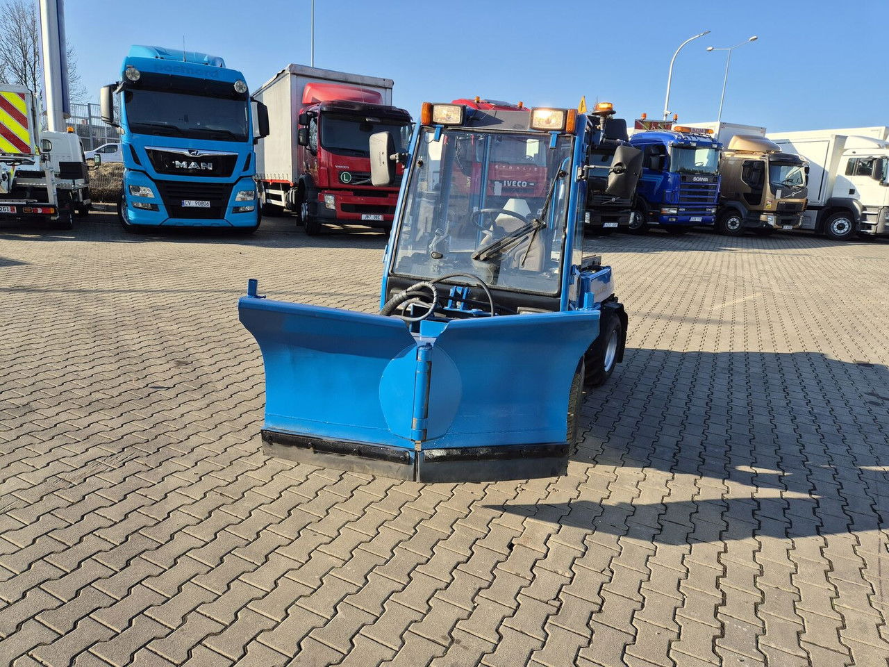 Holder C245 4WD / Tool carrier / Snow plow / PTO Front AN D Rear / 4X4 / - Gemeentelijke tractor: afbeelding 3 Holder C245 4WD / Tool carrier / Snow plow / PTO Front AN D Rear / 4X4 / - Gemeentelijke tractor: afbeelding 3