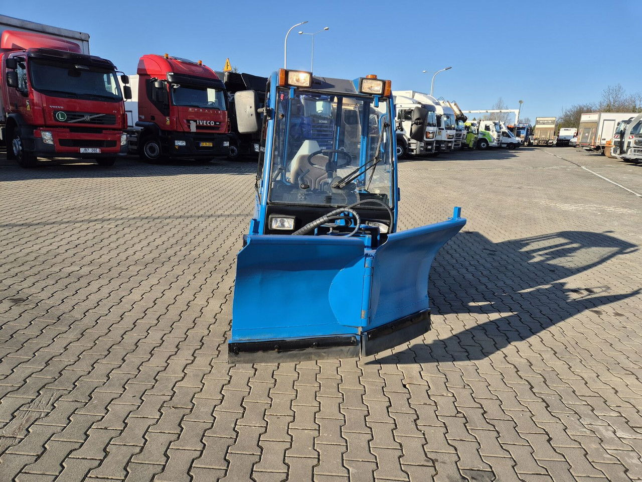 Holder C245 4WD / Tool carrier / Snow plow / PTO Front AN D Rear / 4X4 / - Gemeentelijke tractor: afbeelding 4 Holder C245 4WD / Tool carrier / Snow plow / PTO Front AN D Rear / 4X4 / - Gemeentelijke tractor: afbeelding 4