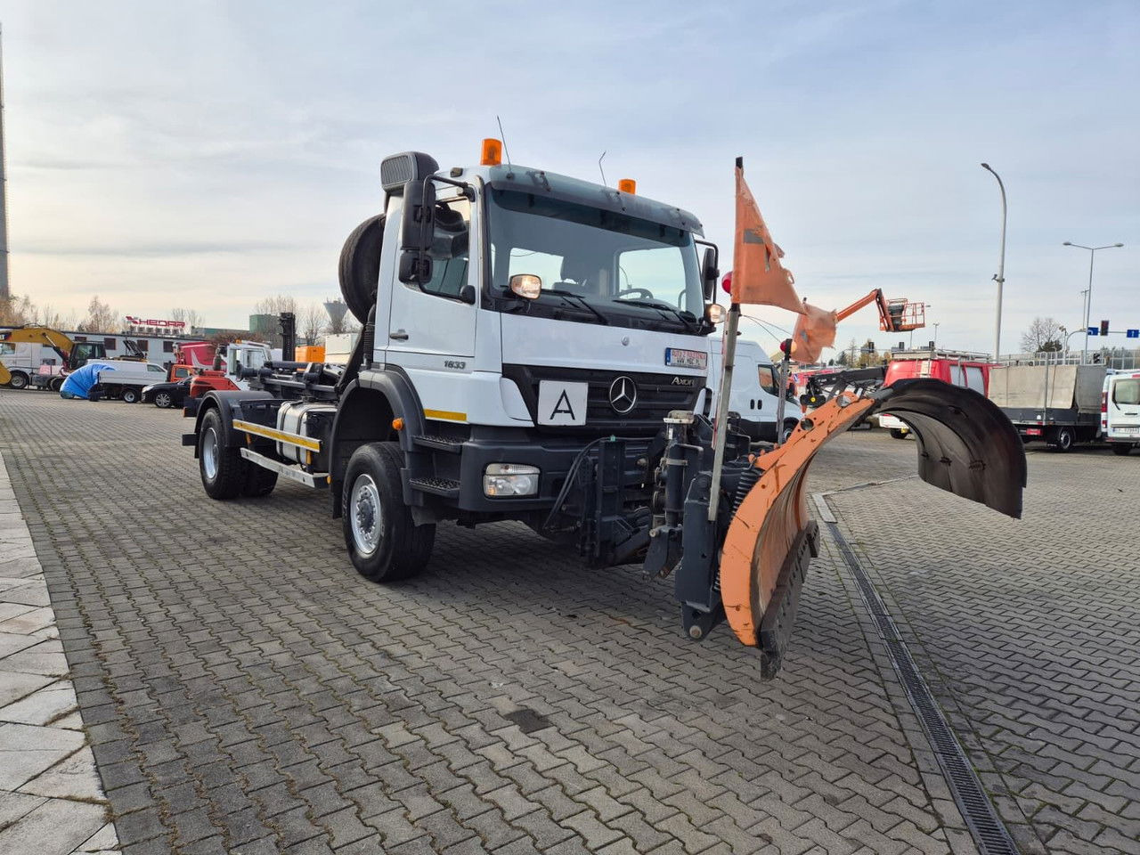 MERCEDES-BENZ Axor 1833 4X4 / Serviced! / Hook Hyvalift - Containertransporter/ Wissellaadbak vrachtwagen: afbeelding 5 MERCEDES-BENZ Axor 1833 4X4 / Serviced! / Hook Hyvalift - Containertransporter/ Wissellaadbak vrachtwagen: afbeelding 5