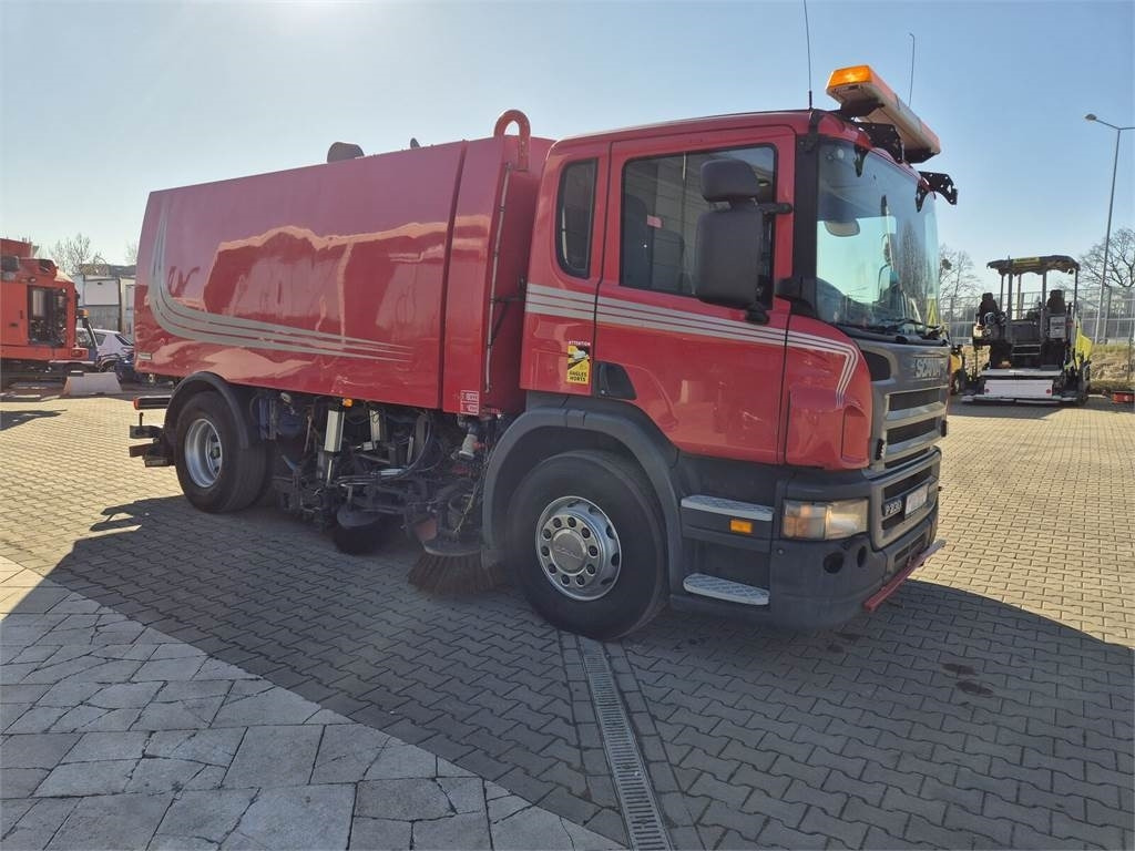 Scania P 230/ 4X2 / SWEEPER / JOHNSTON VX800 / SPRAYER / - Veegwagen: afbeelding 5 Scania P 230/ 4X2 / SWEEPER / JOHNSTON VX800 / SPRAYER / - Veegwagen: afbeelding 5