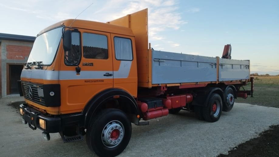 Mercedes-Benz 2228 6x2 stake body - crane - Schuifzeilen vrachtwagen: afbeelding 1 Mercedes-Benz 2228 6x2 stake body - crane - Schuifzeilen vrachtwagen: afbeelding 1