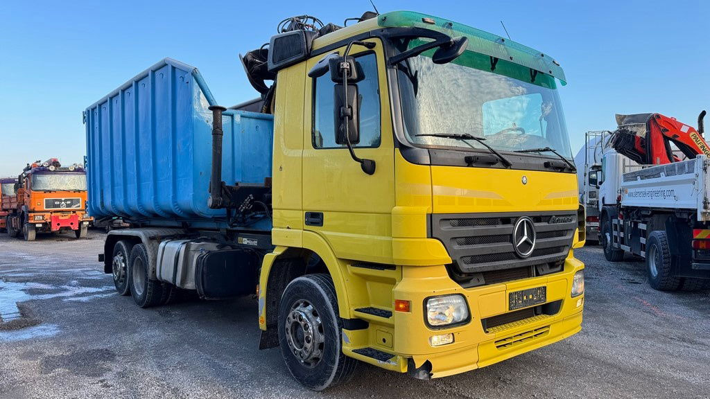 Mercedes-Benz Actros 2546 6x2 abroll tipper - crane LIV - scissors - retarder - lifting axle - Containertransporter/ Wissellaadbak vrachtwagen: afbeelding 4 Mercedes-Benz Actros 2546 6x2 abroll tipper - crane LIV - scissors - retarder - lifting axle - Containertransporter/ Wissellaadbak vrachtwagen: afbeelding 4