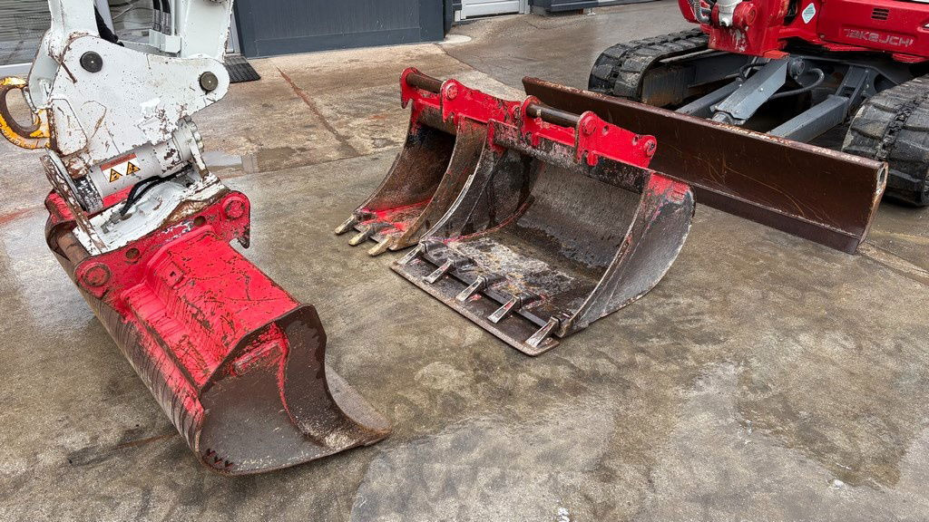 Takeuchi TB370 - Powertilt - 3X Buckets - 2021 Year - 3025 Working Hours - Minigraafmachine: afbeelding 2 Takeuchi TB370 - Powertilt - 3X Buckets - 2021 Year - 3025 Working Hours - Minigraafmachine: afbeelding 2
