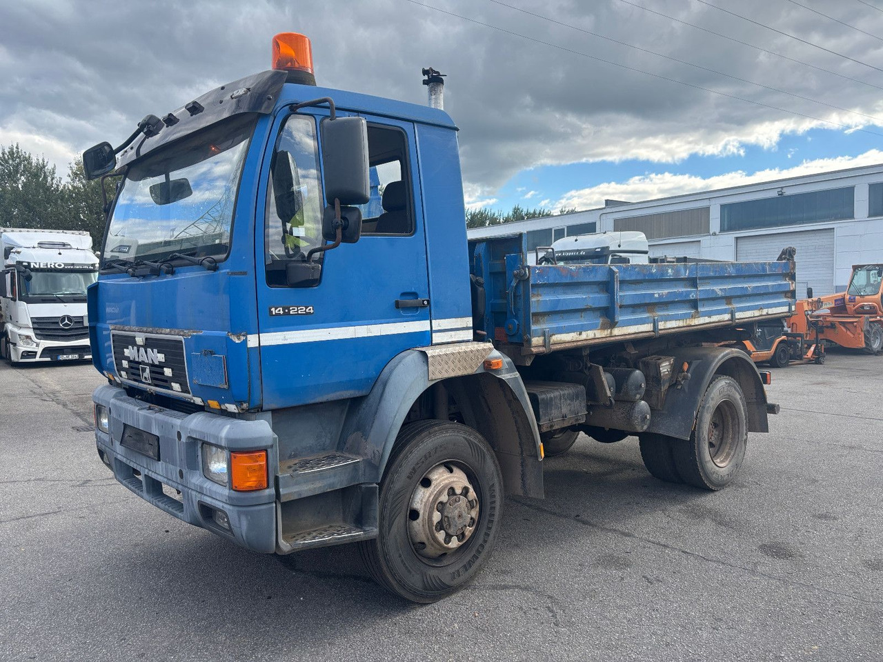 MAN 14.224 12.220 4x4 Meiller 3 Seitenkipper - Kipper vrachtwagen: afbeelding 2 MAN 14.224 12.220 4x4 Meiller 3 Seitenkipper - Kipper vrachtwagen: afbeelding 2