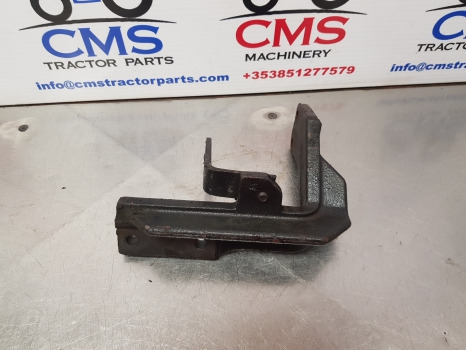 Case 5140, 5120, 5130, 5150, Hood Bracket T104560 - Carrosserie en exterieur: afbeelding 1 Case 5140, 5120, 5130, 5150, Hood Bracket T104560 - Carrosserie en exterieur: afbeelding 1