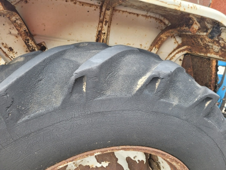 Ford 2600, 3600, 4600, 4000 Rear Wheel Rim And Tyre 16.9 R30 - Complete wiel: afbeelding 3 Ford 2600, 3600, 4600, 4000 Rear Wheel Rim And Tyre 16.9 R30 - Complete wiel: afbeelding 3