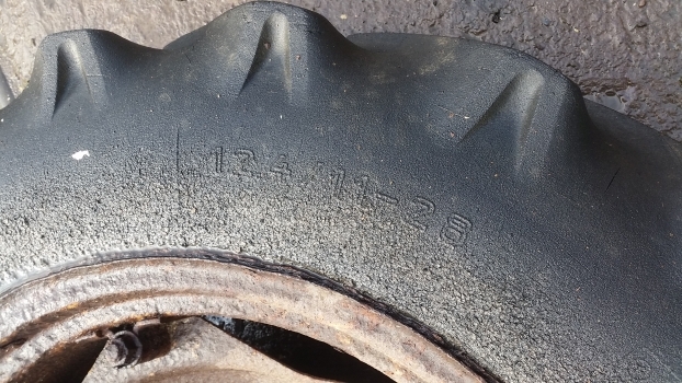 Ford 4000 Rear Wheel And Tyre 12.4/11-28. Please Check The Description - Complete wiel voor Tractor: afbeelding 2 Ford 4000 Rear Wheel And Tyre 12.4/11-28. Please Check The Description - Complete wiel voor Tractor: afbeelding 2