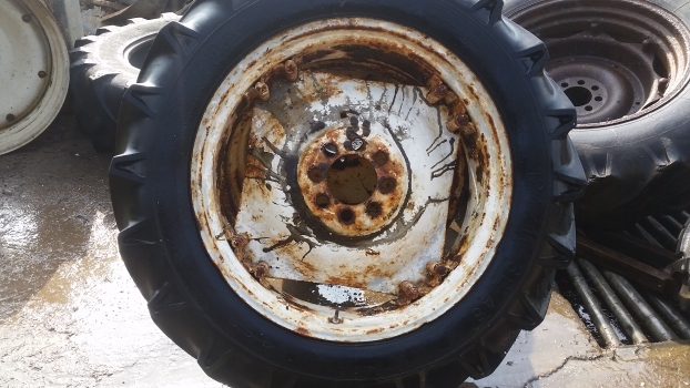 Ford 4000 Rear Wheel And Tyre 12.4/11-32. Please Check By Description - Complete wiel voor Tractor: afbeelding 1 Ford 4000 Rear Wheel And Tyre 12.4/11-32. Please Check By Description - Complete wiel voor Tractor: afbeelding 1