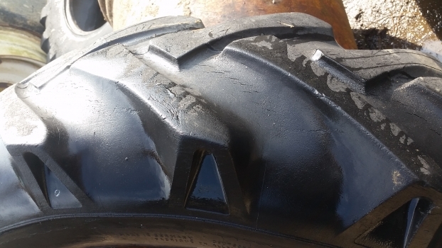 Ford 4000 Rear Wheel And Tyre 12.4/11-32. Please Check By Description - Complete wiel voor Tractor: afbeelding 3 Ford 4000 Rear Wheel And Tyre 12.4/11-32. Please Check By Description - Complete wiel voor Tractor: afbeelding 3