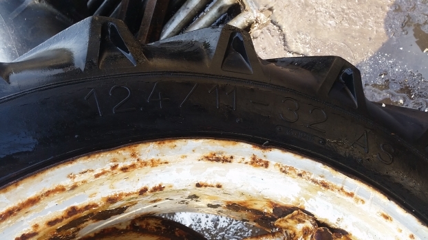 Ford 4000 Rear Wheel And Tyre 12.4/11-32. Please Check By Description - Complete wiel voor Tractor: afbeelding 2 Ford 4000 Rear Wheel And Tyre 12.4/11-32. Please Check By Description - Complete wiel voor Tractor: afbeelding 2