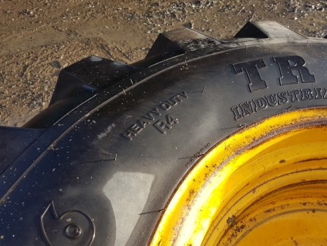 Ford 4550 Rear Wheel Rim And Tyre 18.4-26, 1 Inch Grip, 6 Inches Centre Hole - Complete wiel voor Tractor: afbeelding 3 Ford 4550 Rear Wheel Rim And Tyre 18.4-26, 1 Inch Grip, 6 Inches Centre Hole - Complete wiel voor Tractor: afbeelding 3