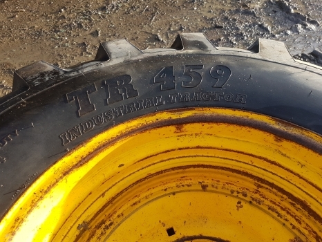Ford 4550 Rear Wheel Rim And Tyre 18.4-26, 1 Inch Grip, 6 Inches Centre Hole - Complete wiel voor Tractor: afbeelding 4 Ford 4550 Rear Wheel Rim And Tyre 18.4-26, 1 Inch Grip, 6 Inches Centre Hole - Complete wiel voor Tractor: afbeelding 4