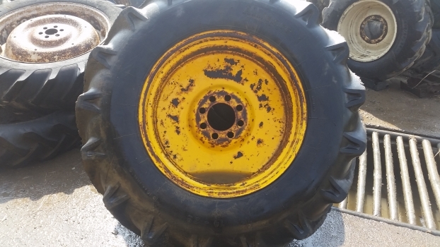 Ford Construction Wheel And Tyre 16.9/14-28. Please Check Decription. - Complete wiel voor Tractor: afbeelding 1 Ford Construction Wheel And Tyre 16.9/14-28. Please Check Decription. - Complete wiel voor Tractor: afbeelding 1