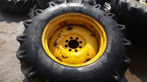 Ford Construction Wheel And Tyre 16.9/14-28. Please Check Decription. - Complete wiel voor Tractor: afbeelding 4 Ford Construction Wheel And Tyre 16.9/14-28. Please Check Decription. - Complete wiel voor Tractor: afbeelding 4