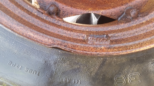 Ford Rear Wheel And Tyre 16.9-38. Please Check By The Photos. - Complete wiel voor Tractor: afbeelding 2 Ford Rear Wheel And Tyre 16.9-38. Please Check By The Photos. - Complete wiel voor Tractor: afbeelding 2