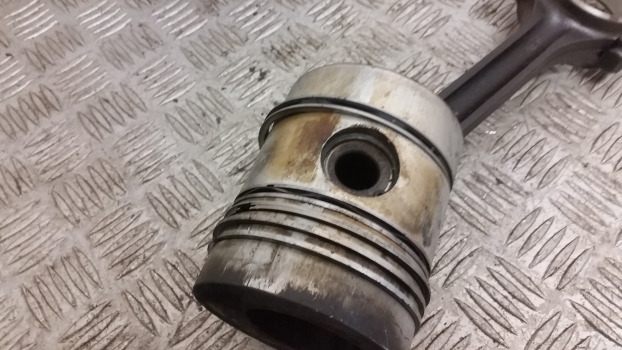 Massey Ferguson 135, 140, 145 Ad3.152 Piston, Con Rod, Rings 82111, 84774, 84957 - Motor en onderdelen: afbeelding 5 Massey Ferguson 135, 140, 145 Ad3.152 Piston, Con Rod, Rings 82111, 84774, 84957 - Motor en onderdelen: afbeelding 5