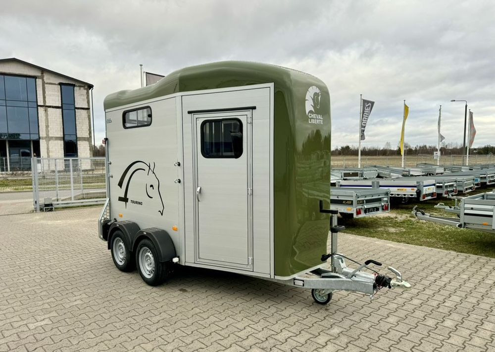 CHEVAL LIBERTÉ Touring Country + siodlarnia | przyczepa dla dwóch koni z rampą z przodu | 2000 kg DMC - Paardentrailer: afbeelding 2 CHEVAL LIBERTÉ Touring Country + siodlarnia | przyczepa dla dwóch koni z rampą z przodu | 2000 kg DMC - Paardentrailer: afbeelding 2