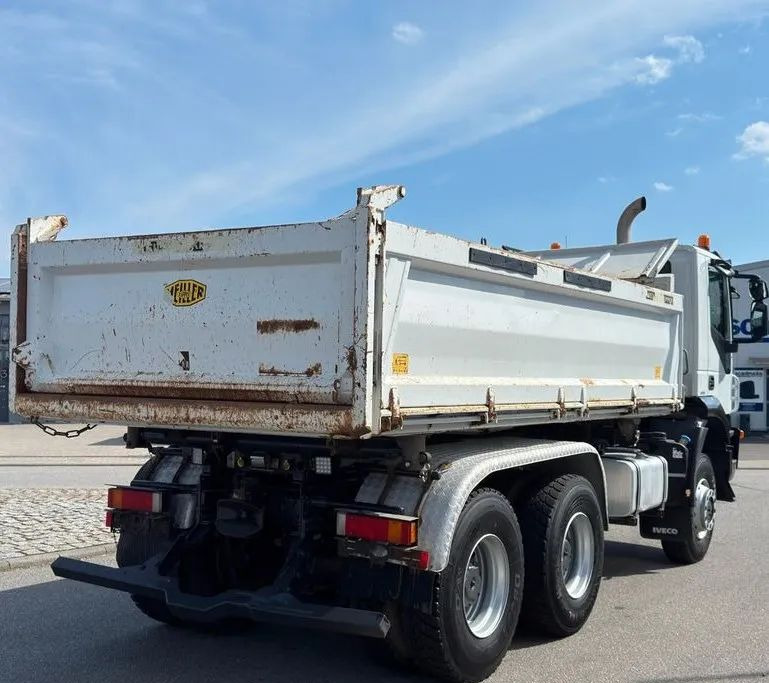 Iveco AD260T45W 6x6 | Meiller | Wywrotka trójstronna | Niemiecki pojazd | 451 KM | Euro 5|Stały zaczep holowniczy - Kipper vrachtwagen: afbeelding 5 Iveco AD260T45W 6x6 | Meiller | Wywrotka trójstronna | Niemiecki pojazd | 451 KM | Euro 5|Stały zaczep holowniczy - Kipper vrachtwagen: afbeelding 5