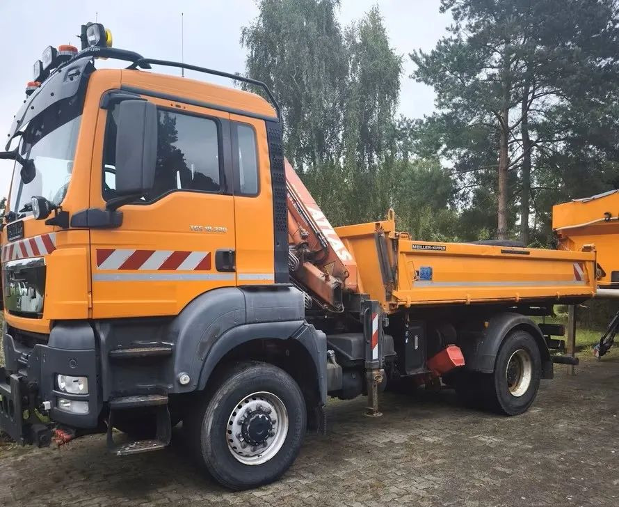 MAN TGS (2012) 18.320 4x4 – Wywrotka trójstronna + Kran Atlas | Komunalny | Euro 5 - Kipper vrachtwagen: afbeelding 1 MAN TGS (2012) 18.320 4x4 – Wywrotka trójstronna + Kran Atlas | Komunalny | Euro 5 - Kipper vrachtwagen: afbeelding 1