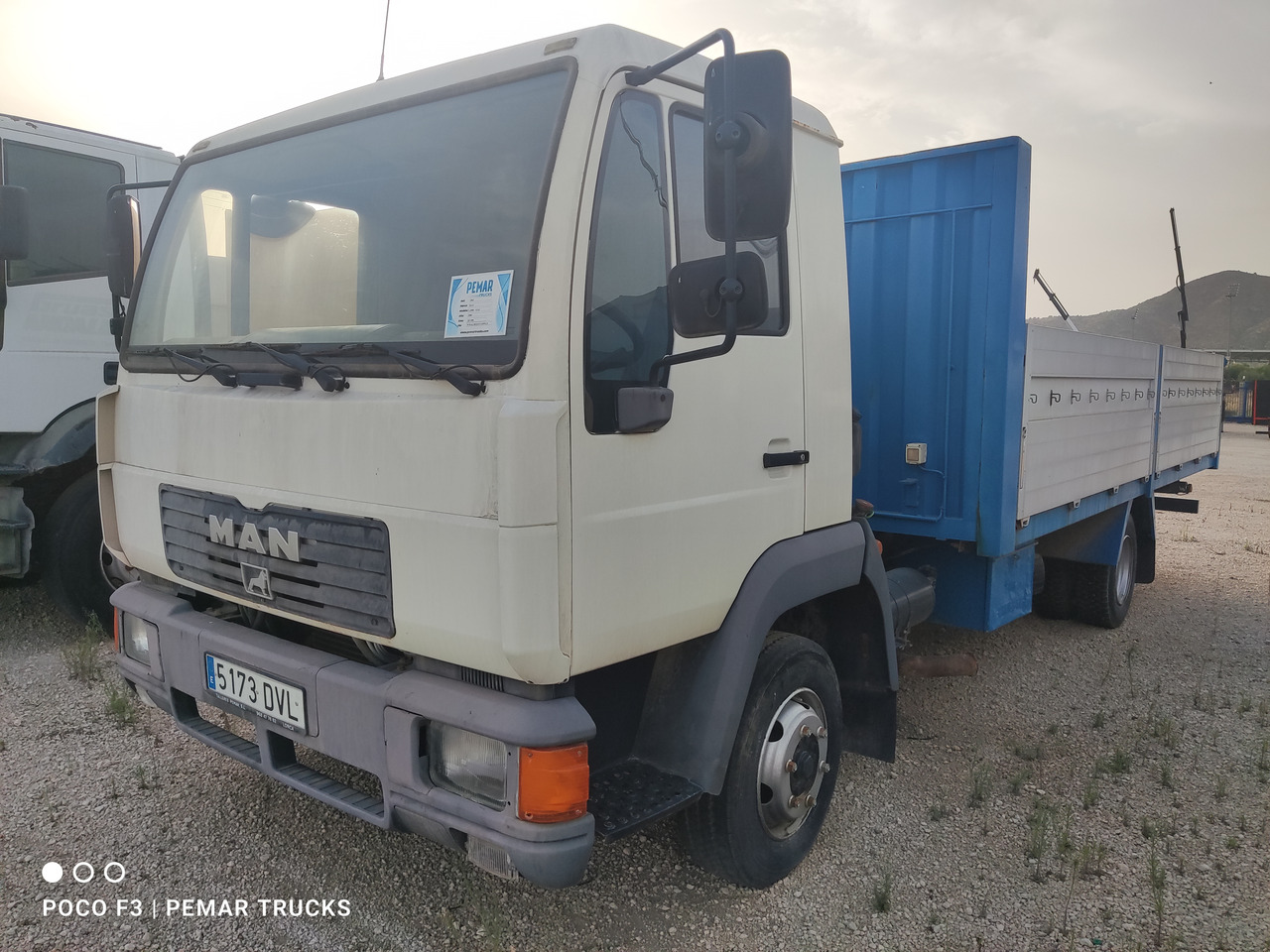 MAN L2000 - Vrachtwagen met open laadbak: afbeelding 1 MAN L2000 - Vrachtwagen met open laadbak: afbeelding 1