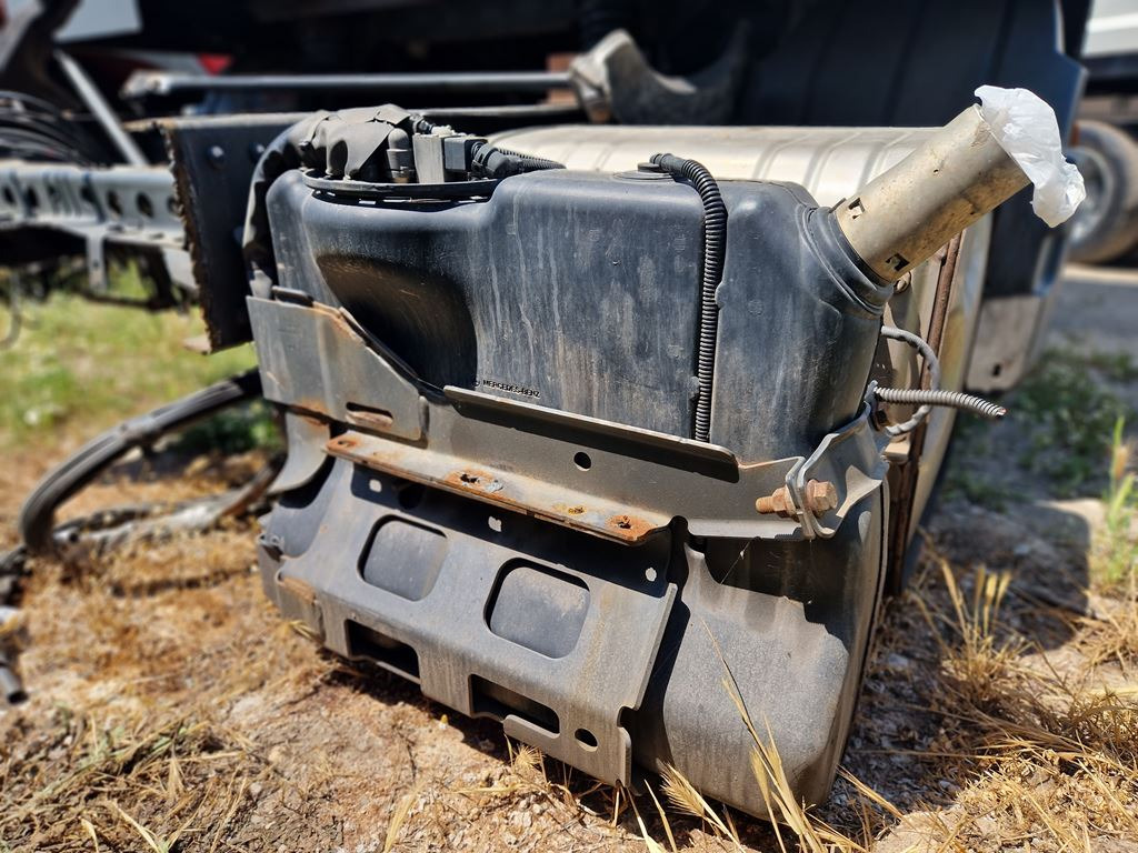 MERCEDES-BENZ ATEGO - A 970 470 0815 - AdBlue Tank voor Vrachtwagen: afbeelding 1 MERCEDES-BENZ ATEGO - A 970 470 0815 - AdBlue Tank voor Vrachtwagen: afbeelding 1