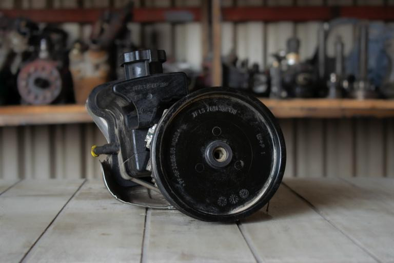 MERCEDES-BENZ SPRINTER (903) 313 CDI HYDRAULIC POWER STEERING PUMP - Stuurpomp voor Vrachtwagen: afbeelding 1 MERCEDES-BENZ SPRINTER (903) 313 CDI HYDRAULIC POWER STEERING PUMP - Stuurpomp voor Vrachtwagen: afbeelding 1