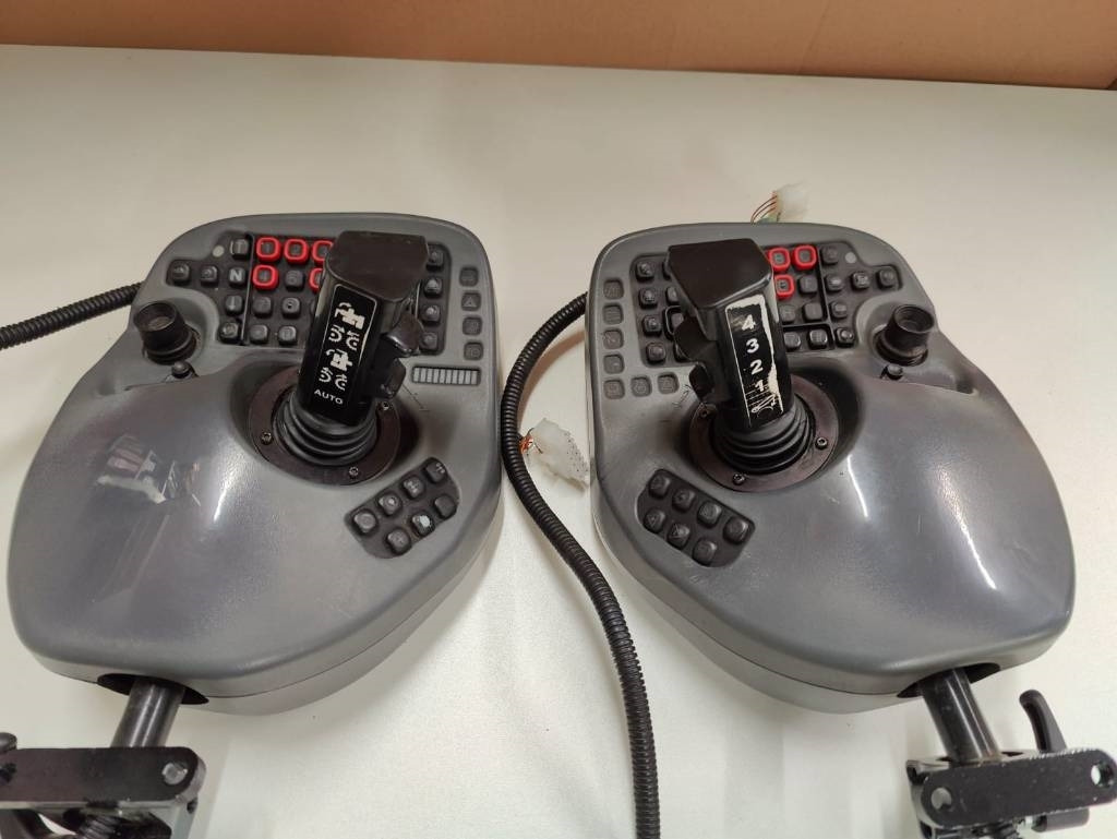 Komatsu Joysticks - Elektrisch systeem voor Bosbouwmachine: afbeelding 2 Komatsu Joysticks - Elektrisch systeem voor Bosbouwmachine: afbeelding 2