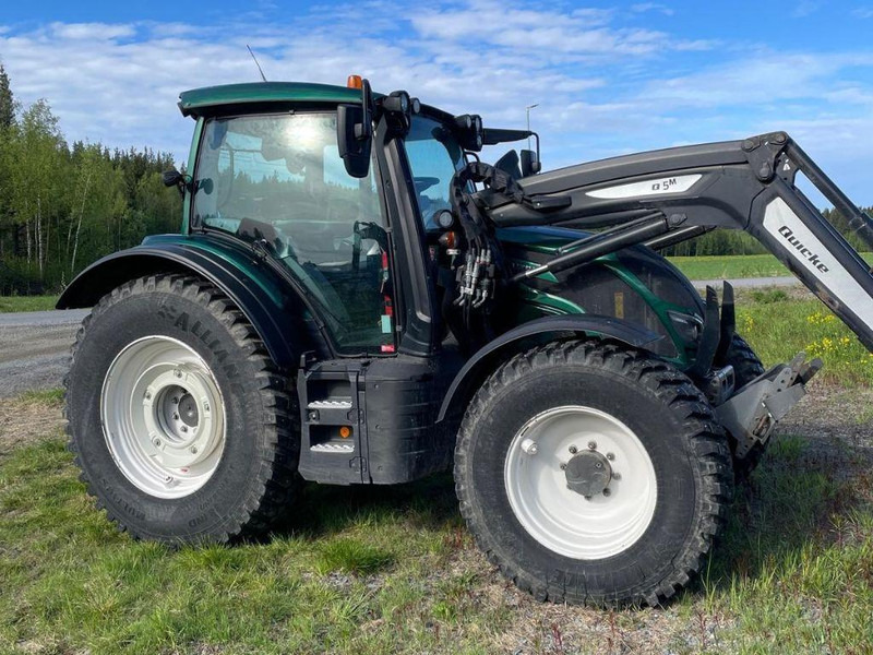 Valtra N154E Versu SmartTouch MR19 Valtra N154E Versu SmartTouch MR19 med frontlastare Quicke Q5M - Tractor: afbeelding 4 Valtra N154E Versu SmartTouch MR19 Valtra N154E Versu SmartTouch MR19 med frontlastare Quicke Q5M - Tractor: afbeelding 4
