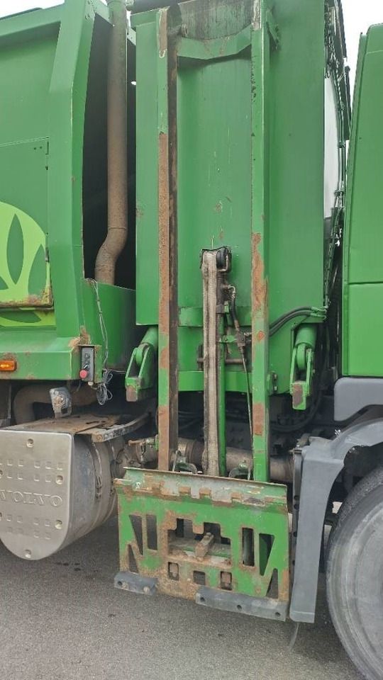 Volvo FM9 6x2 pakkaaja +nostin +etukippo - Vuilniswagen: afbeelding 3 Volvo FM9 6x2 pakkaaja +nostin +etukippo - Vuilniswagen: afbeelding 3