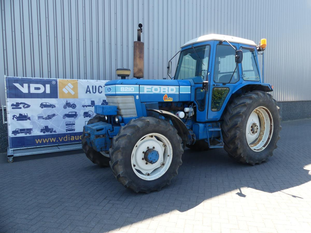 Ford 8210 - Tractor: afbeelding 2 Ford 8210 - Tractor: afbeelding 2