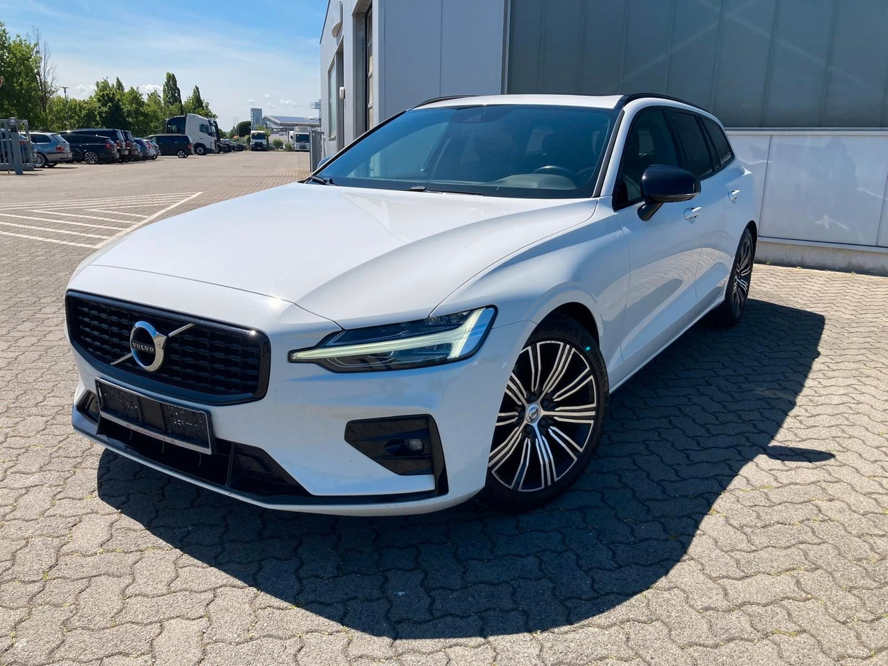Volvo V60 B4 (Diesel) R Design (Standheiz, AHK, Pano) - Personenwagen: afbeelding 1 Volvo V60 B4 (Diesel) R Design (Standheiz, AHK, Pano) - Personenwagen: afbeelding 1