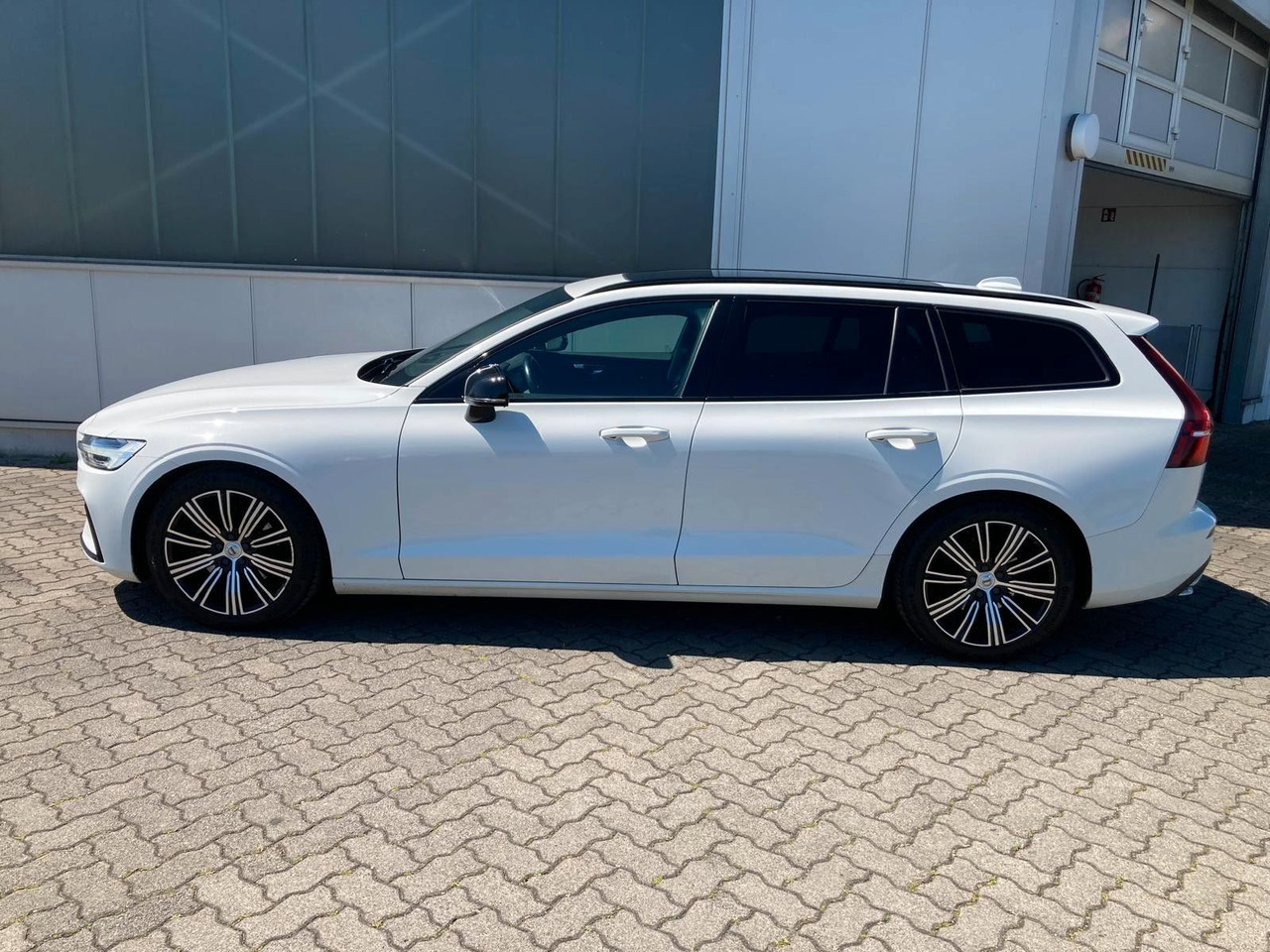 Volvo V60 B4 (Diesel) R Design (Standheiz, AHK, Pano) - Personenwagen: afbeelding 3 Volvo V60 B4 (Diesel) R Design (Standheiz, AHK, Pano) - Personenwagen: afbeelding 3