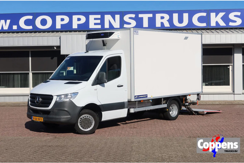 Mercedes-Benz Sprinter 516 CDI Koel/Vries + Dhollandia Klep 750 kg Carrier 300 Xarios Dag + nacht 220 Volt - Koelwagen: afbeelding 1 Mercedes-Benz Sprinter 516 CDI Koel/Vries + Dhollandia Klep 750 kg Carrier 300 Xarios Dag + nacht 220 Volt - Koelwagen: afbeelding 1