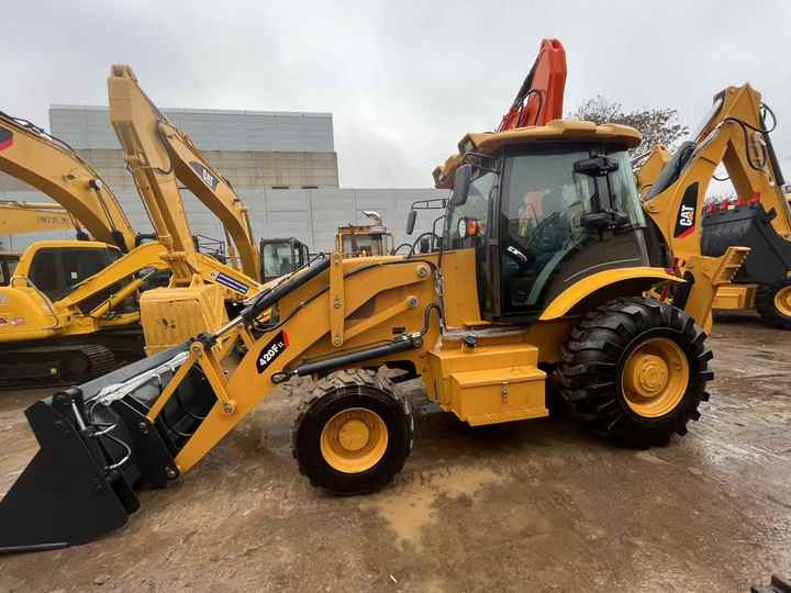 Backhoe loader CAT 420F loader used cheap CAT 420F loader and digger in good running condition on sale - Graaflaadmachine: afbeelding 2 Backhoe loader CAT 420F loader used cheap CAT 420F loader and digger in good running condition on sale - Graaflaadmachine: afbeelding 2