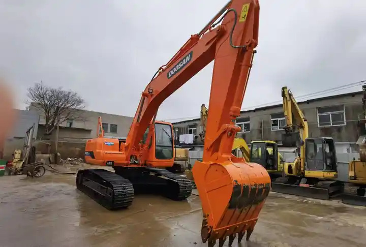 Used Doosan DH220-7 excavator on sale with manual engine made in Korea - Rupsgraafmachine: afbeelding 4 Used Doosan DH220-7 excavator on sale with manual engine made in Korea - Rupsgraafmachine: afbeelding 4