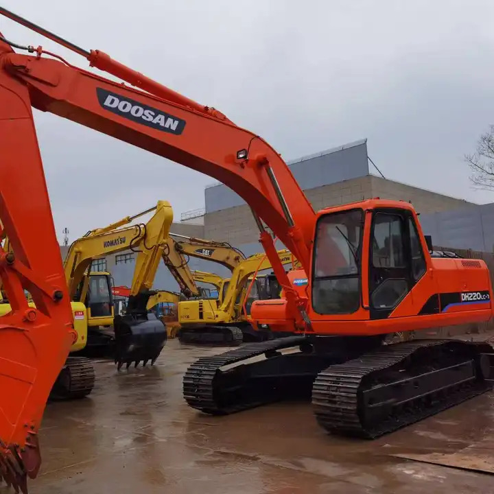 Used Doosan DH220-7 excavator on sale with manual engine made in Korea - Rupsgraafmachine: afbeelding 1 Used Doosan DH220-7 excavator on sale with manual engine made in Korea - Rupsgraafmachine: afbeelding 1